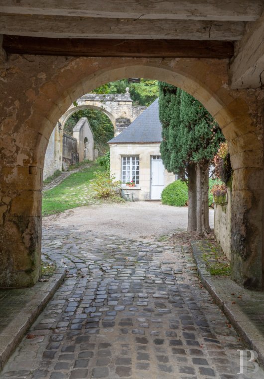 A château and its hamlet on the edge of a forest in the heights of a village near Amboise, In Indre-et-Loire - photo  n°3